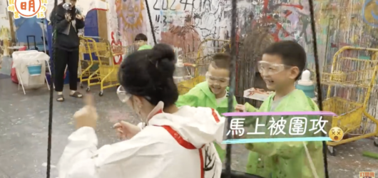藝人王思佳帶小朋友到台北畫的室體驗髒髒畫，進行大人與小孩共同創作的療癒親子放電行程