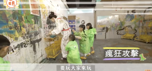 藝人王思佳帶小朋友到台北畫的室體驗髒髒畫，進行大人與小孩共同創作的療癒親子放電行程