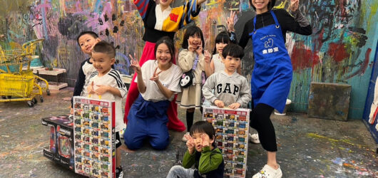 藝人王思佳帶小朋友到台北畫的室體驗髒髒畫，進行大人與小孩共同創作的療癒親子放電行程