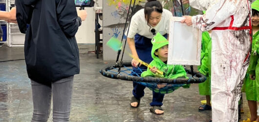 藝人王思佳帶小朋友到台北畫的室體驗髒髒畫，進行大人與小孩共同創作的療癒親子放電行程