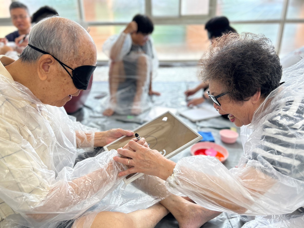 畫的室客製化藝術活動企劃-父親節結合生日的家庭聚會，全家一起玩顏料共創